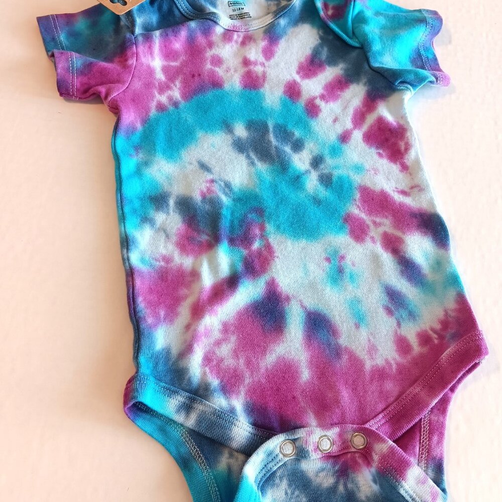 Tie Dye Baby Body Suit With 3 Snap Crotch Blue Pink Purple Swirls Size 12-18 MOS - Picture 11 of 16